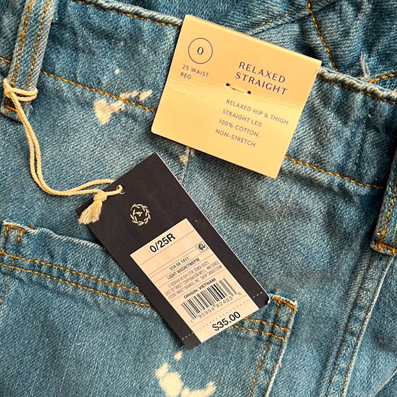 Universal Thread™ Women's Relaxed Straight Jeans - Picture 3 of 3